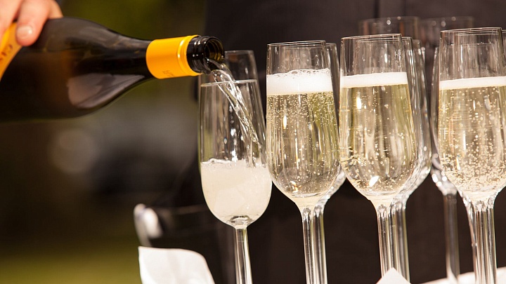 Россия в 2025 году экспортировала рекордный объем игристого вина в Китай